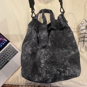 DISCONTINUED lululemon on my level large bag 30L